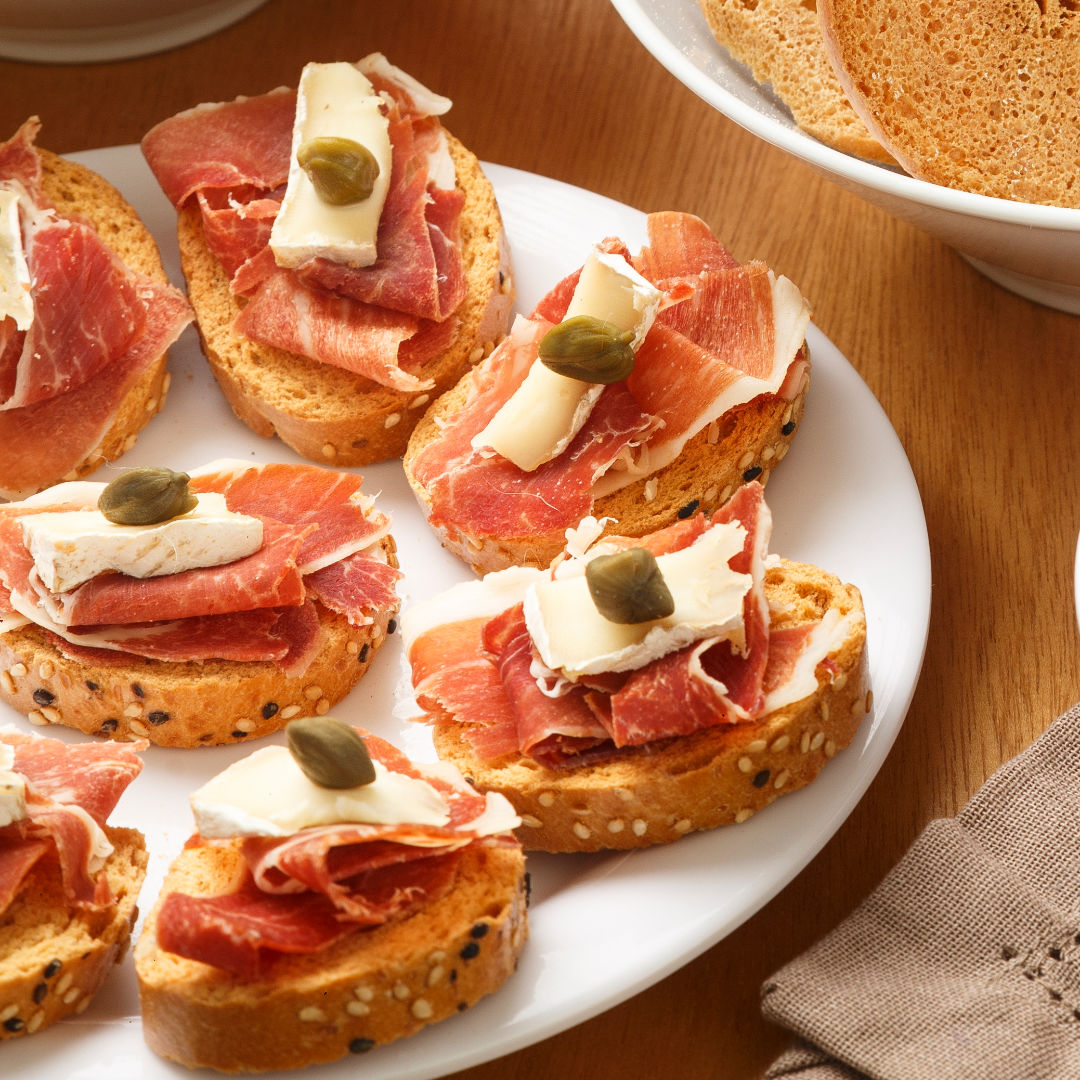 Tostapas con jamón serrano, queso y alcaparra